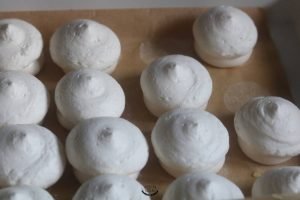 meringues et chantilly pour mont blanc