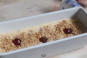 cuisson du cake aux cerises confites et granola