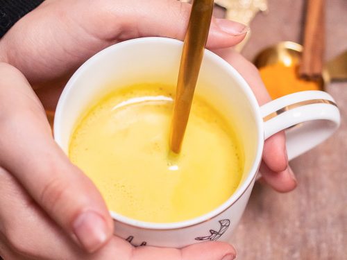 Chocolat chaud, lait de poule, golden latte : laquelle de ces boissons  ultra réconfortante de Noël est la moins calorique ?