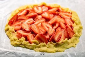 tarte rustique fraise pistache avant cuisson