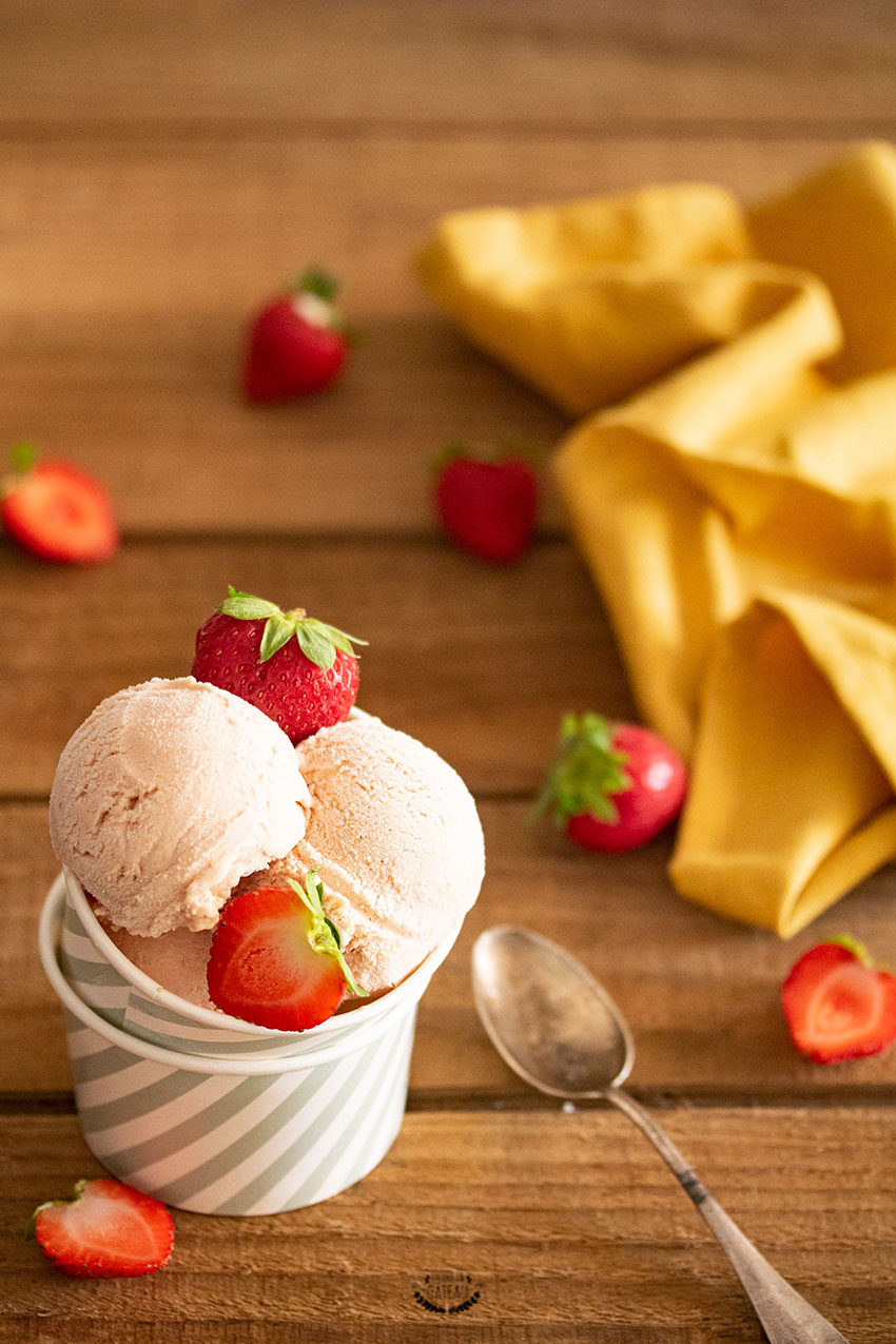 Cône glacé artisanal à la fraise.